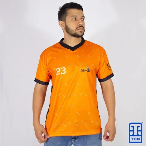 Camisa esportiva personalizada para empresa — trabalho da T&M