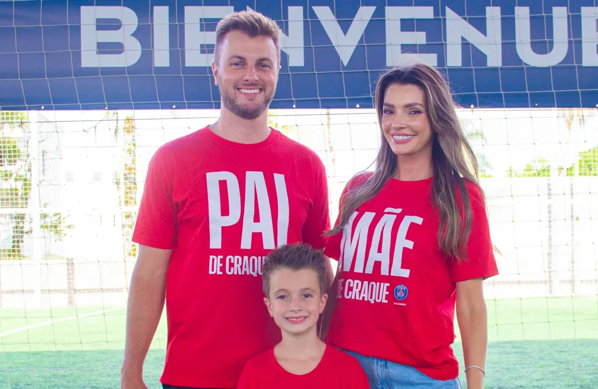 Pai, mãe e filho com as camisetas Pai de Craque e Mãe de Craque da loja online da PSG Academy