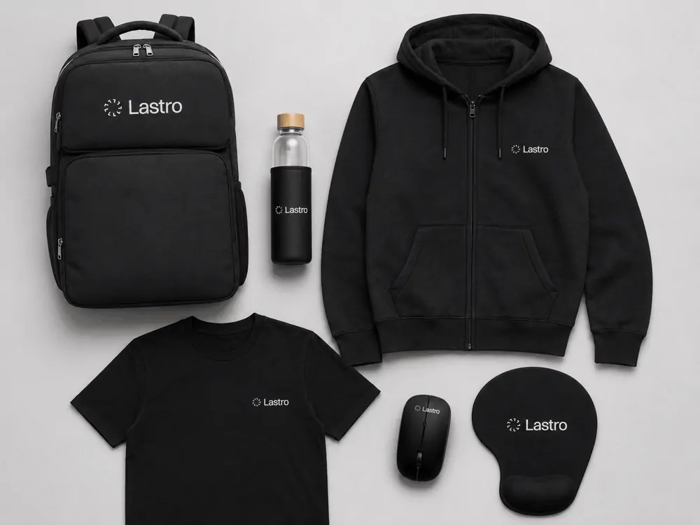 Kit de onboarding da Lastro com mochila, moletom, camiseta, garrafa, mouse e mousepad