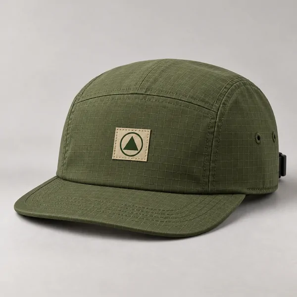 Boné five panel verde-oliva, com uma etiqueta na frente