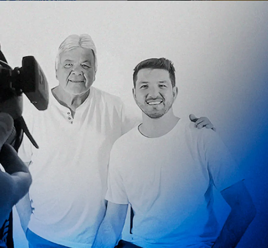Toninho e Melo, filho e pai, lado a lado de camiseta branca: o T e o M do nome T&M