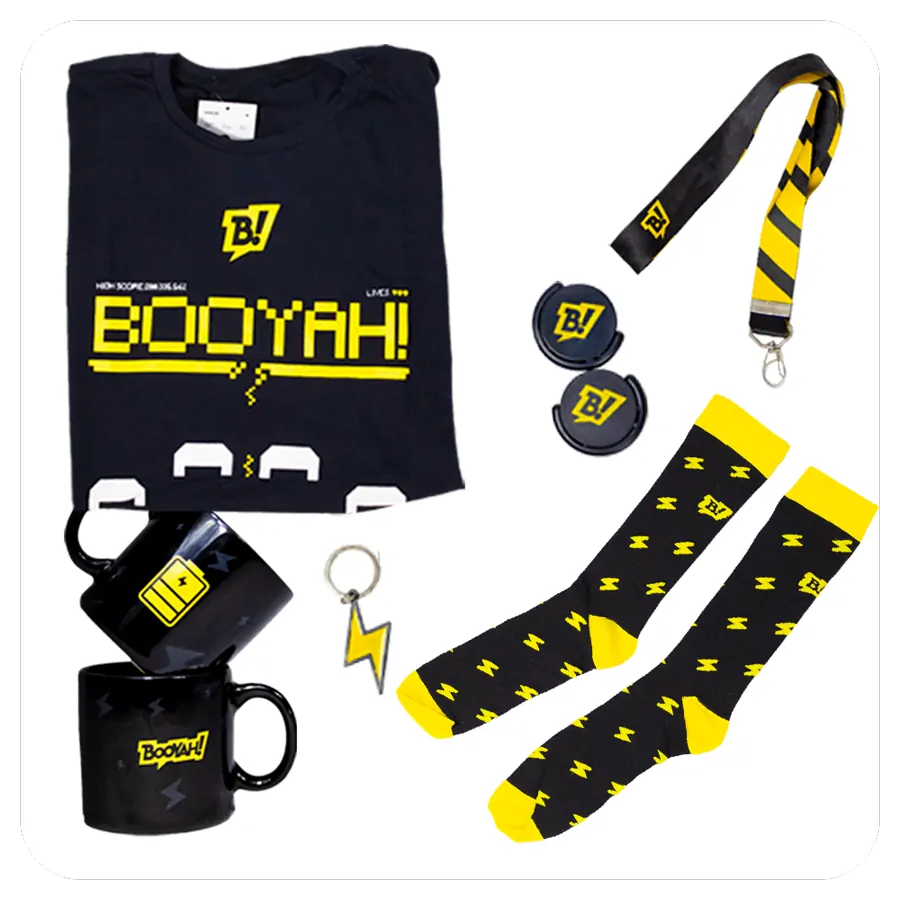 Kit com camiseta, meias, caneca, cordão e chaveiros com a marca