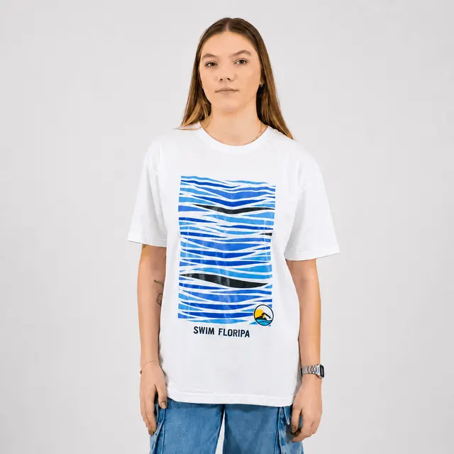 Camiseta de algodão branca personalizada da Swim Floripa, com estampa de ondas azuis