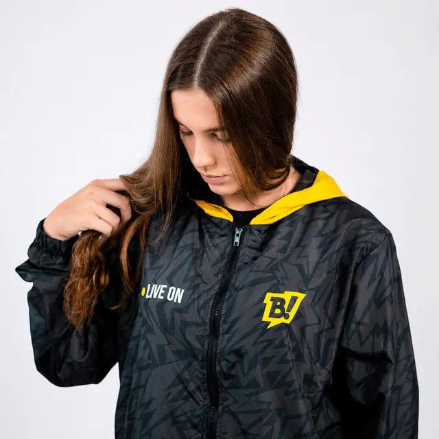Corta-vento preto sublimado com capuz amarelo, feito para a Booyah