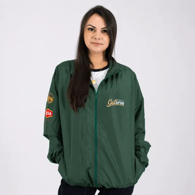 Corta-vento verde da Gutbrau Cervejaria, com logos no peito e na manga