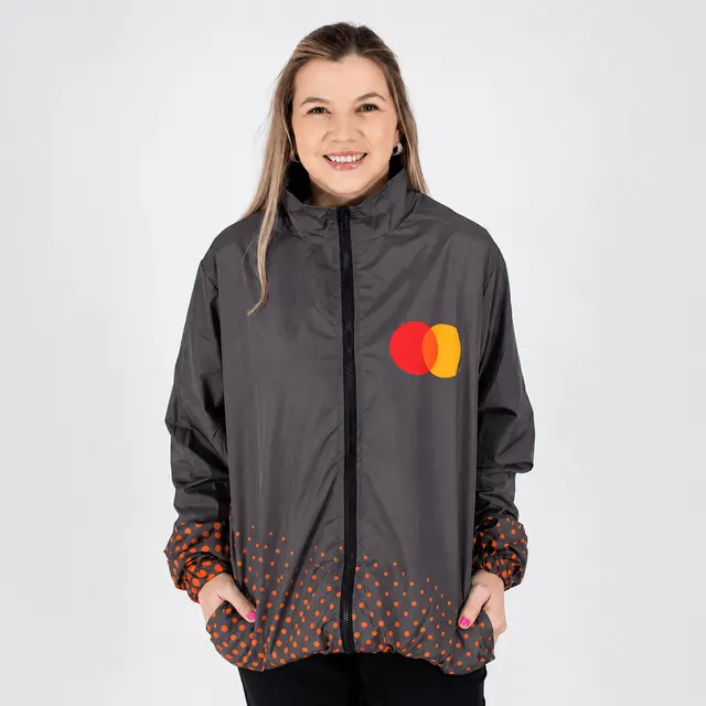 Corta-vento cinza sublimado da Mastercard, com logo no peito e barra estampada