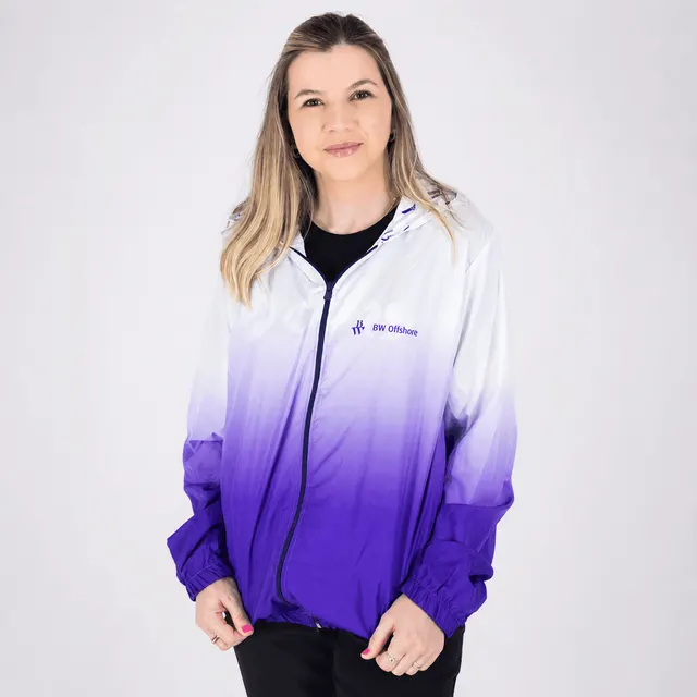 Corta-vento branco com degradê roxo sublimado