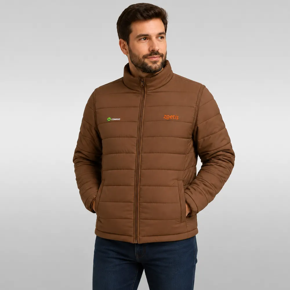 Modelo vestindo jaqueta puffer marrom personalizada, com logos bordados no peito
