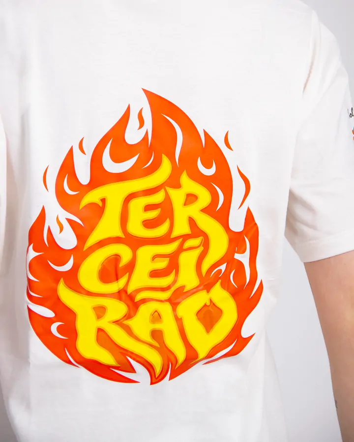 Camiseta branca de terceirão vista de costas, com a palavra Terceirão em chamas laranja e amarelas