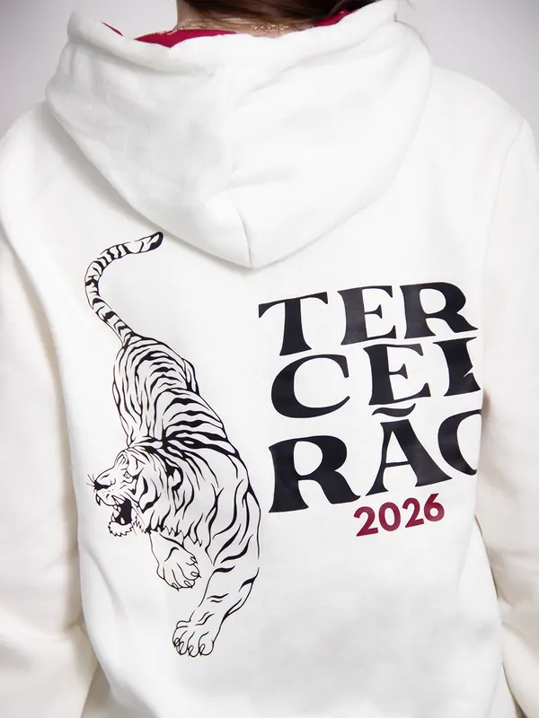 Costas de um moletom branco com a arte grande de um tigre e a palavra Terceirão