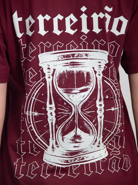 Costas de uma camiseta vinho com uma ampulheta e a palavra Terceirão em branco
