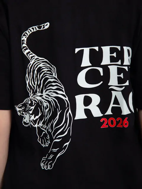 Costas de uma camiseta preta com um tigre e a palavra Terceirão 2026