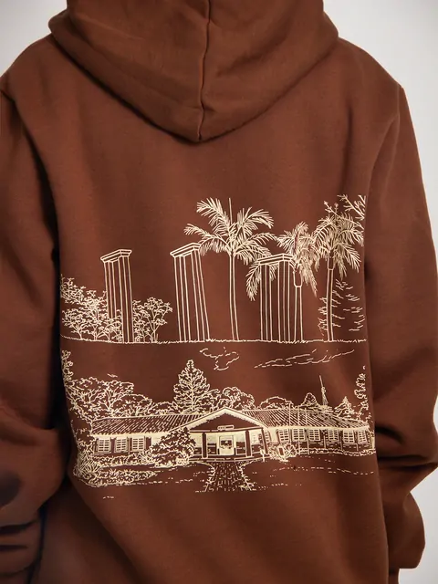 Costas de um moletom marrom com um desenho de paisagem em traço claro