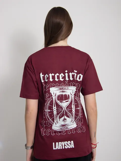 Camiseta vinho de terceirão vista de costas, com a arte grande e o nome da aluna