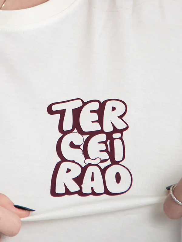 Estampa pequena com a palavra Terceirão no peito de uma camiseta branca