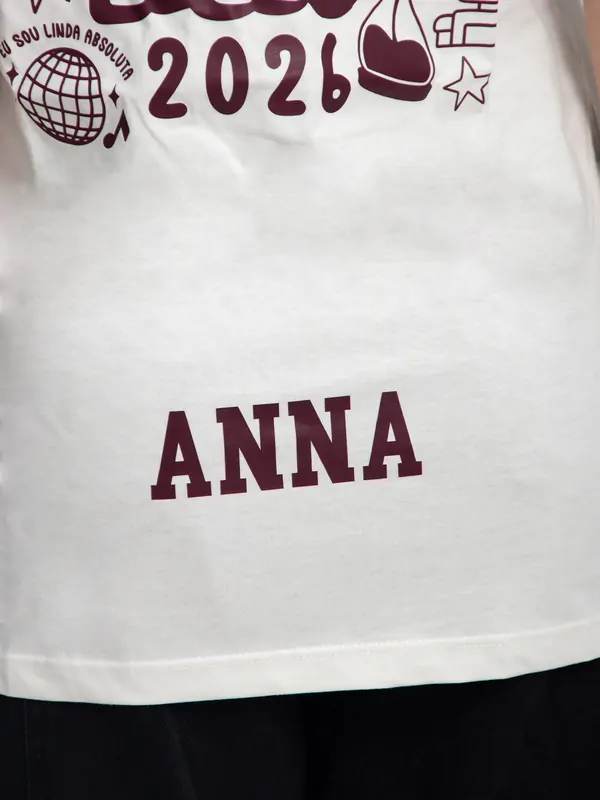 Nome da aluna estampado na parte de baixo das costas de uma camiseta