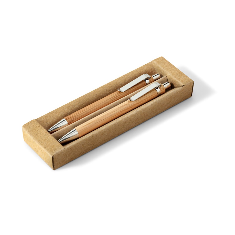 Conjunto de caneta esferográfica com escrita em azul e lapiseira, ambas em bambu na cor Natural, personalizado com a logo da empresa