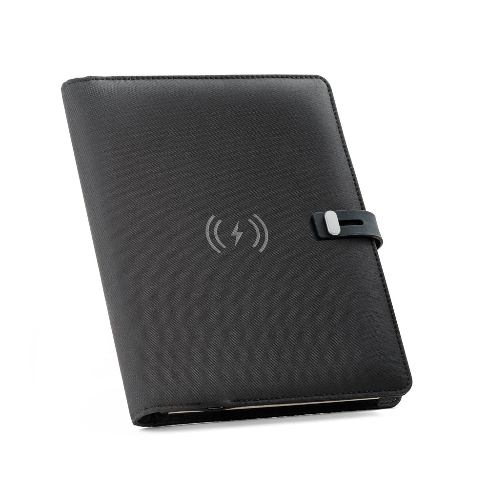 Pasta A5 em RPET com carregador por indução 5.000 mAh e bloco na cor Preto, personalizada com a logo da empresa