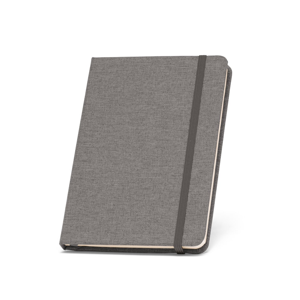 Caderno A5 de capa dura em tecido RPET com 192 páginas pautadas na cor Cinza escuro, personalizado com a logo da empresa
