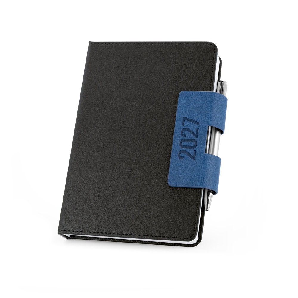 Agenda A5 com capa dura em PU e porta-caneta personalizada com a logo da empresa, na cor azul