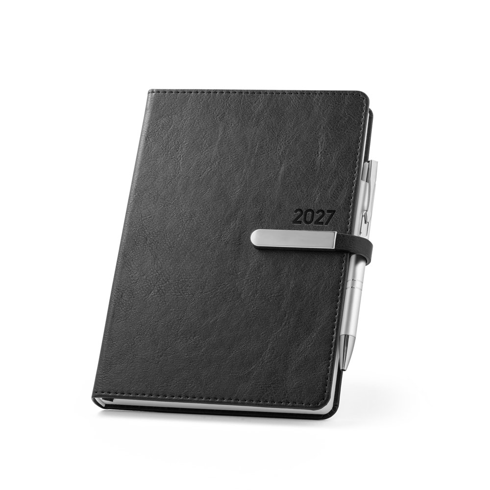 Agenda diária A5 em PU com detalhe metálico, fecho magnético e caneta na cor Preto, personalizada com a logo da empresa