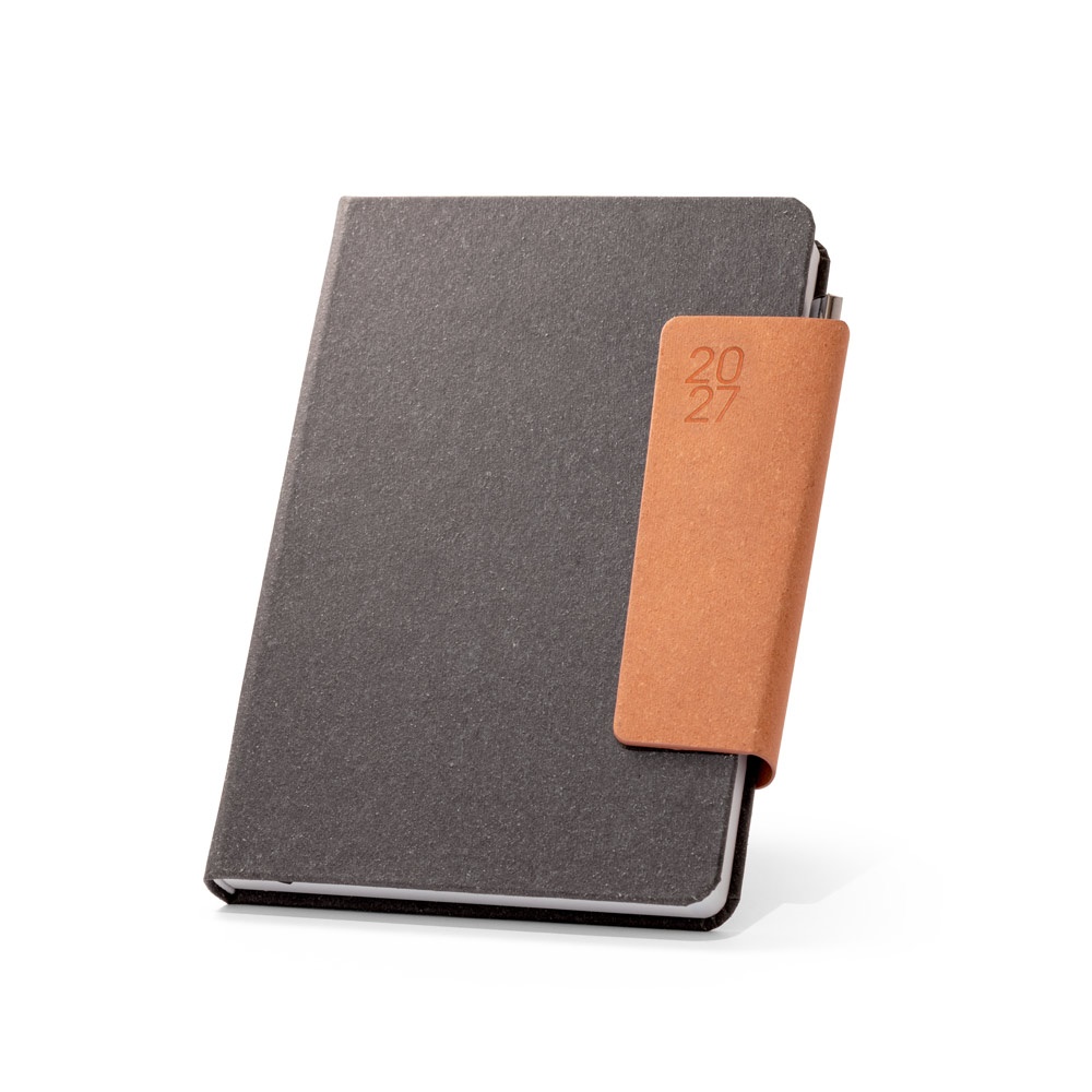 Agenda A5 em pele (58% reciclada) com porta-caneta na cor Preto, personalizada com a logo da empresa