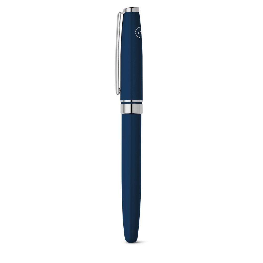 Caneta roller em alumínio 100% reciclado com escrita em preto personalizada com a logo da empresa, na cor azul marinho