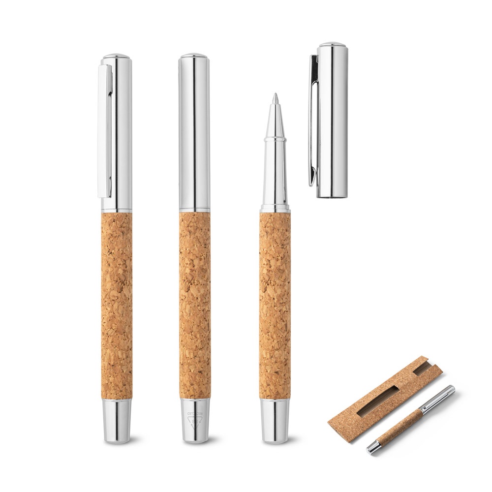 Caneta roller em aço inox 90% reciclado e cortiça com escrita em azul personalizada com a logo da empresa