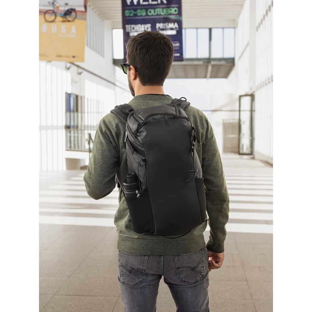 Mochila hiking 18 litros para notebook 14" em RPET resistente à água personalizada com a logo da empresa