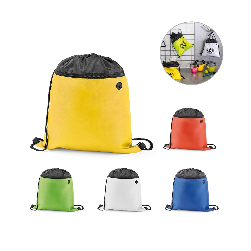 Sacola tipo mochila em 210D com bolso frontal e saída para fones personalizada com a logo da empresa