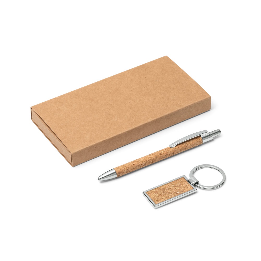 Conjunto de caneta esferográfica e chaveiro em metal e cortiça na cor Natural, personalizado com a logo da empresa