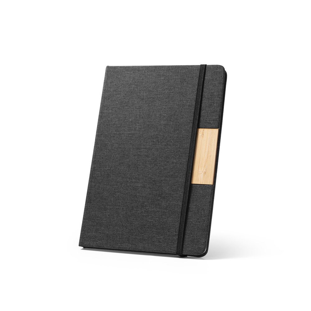 Caderno A5 de capa dura em tecido RPET com detalhe em bambu na cor Preto, personalizado com a logo da empresa