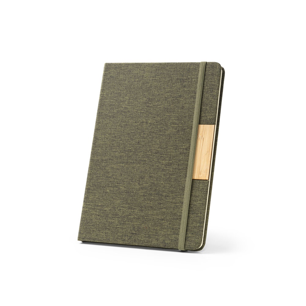 Caderno A5 de capa dura em tecido RPET com detalhe em bambu personalizado com a logo da empresa, na cor verde escuro