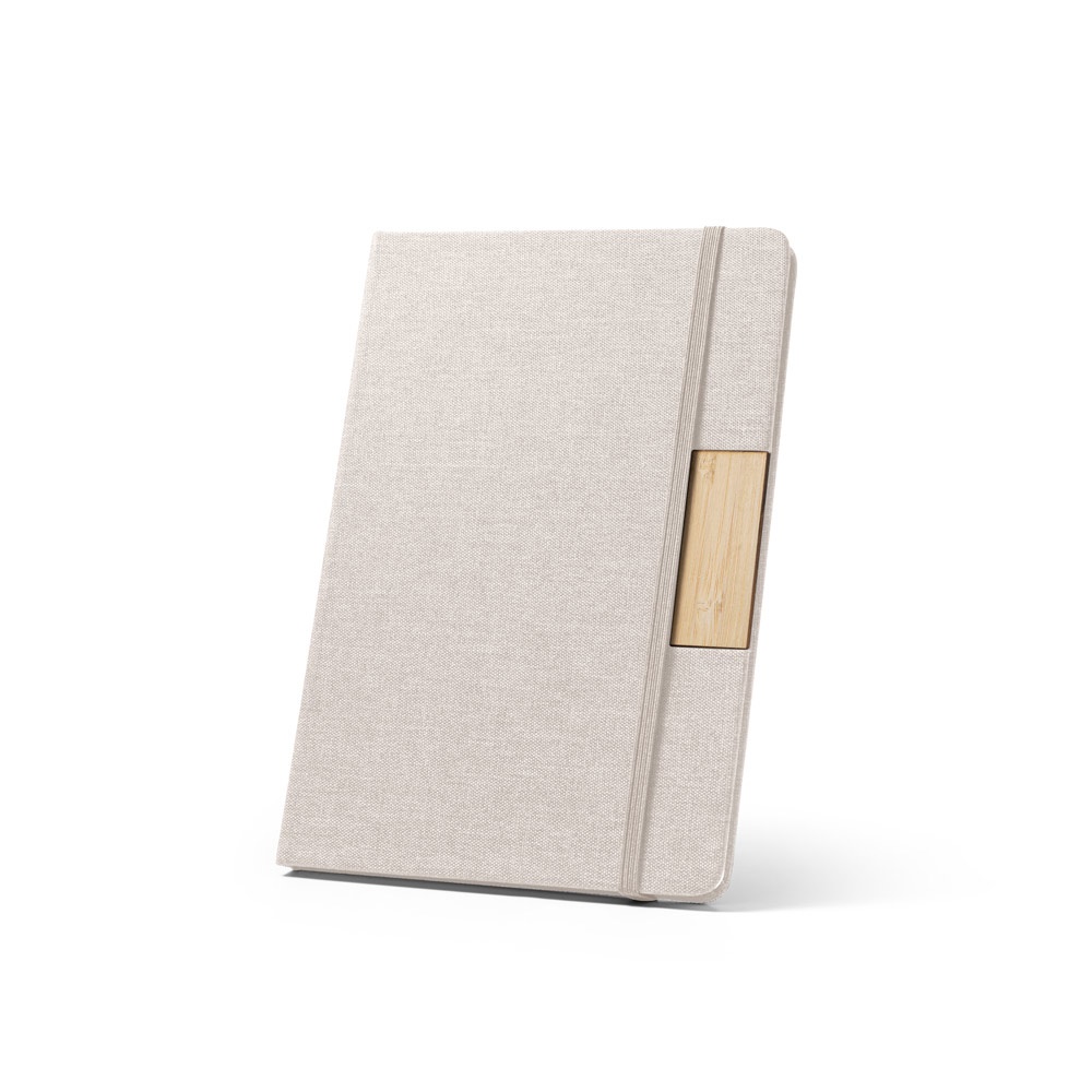 Caderno A5 de capa dura em tecido RPET com detalhe em bambu personalizado com a logo da empresa, na cor bege