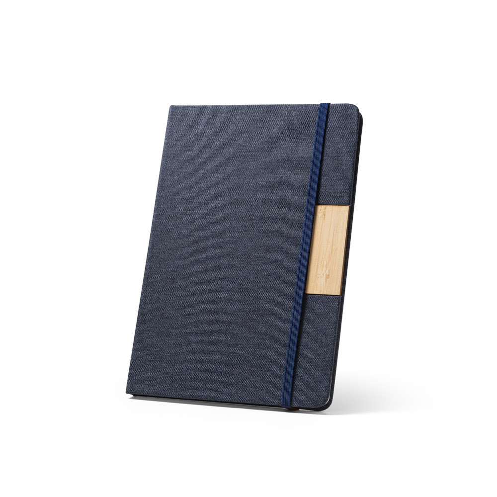 Caderno A5 de capa dura em tecido RPET com detalhe em bambu personalizado com a logo da empresa, na cor azul marinho
