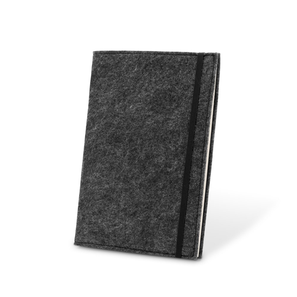 Caderno A5 com capa em feltro reciclado e páginas pautadas na cor Cinza escuro, personalizado com a logo da empresa
