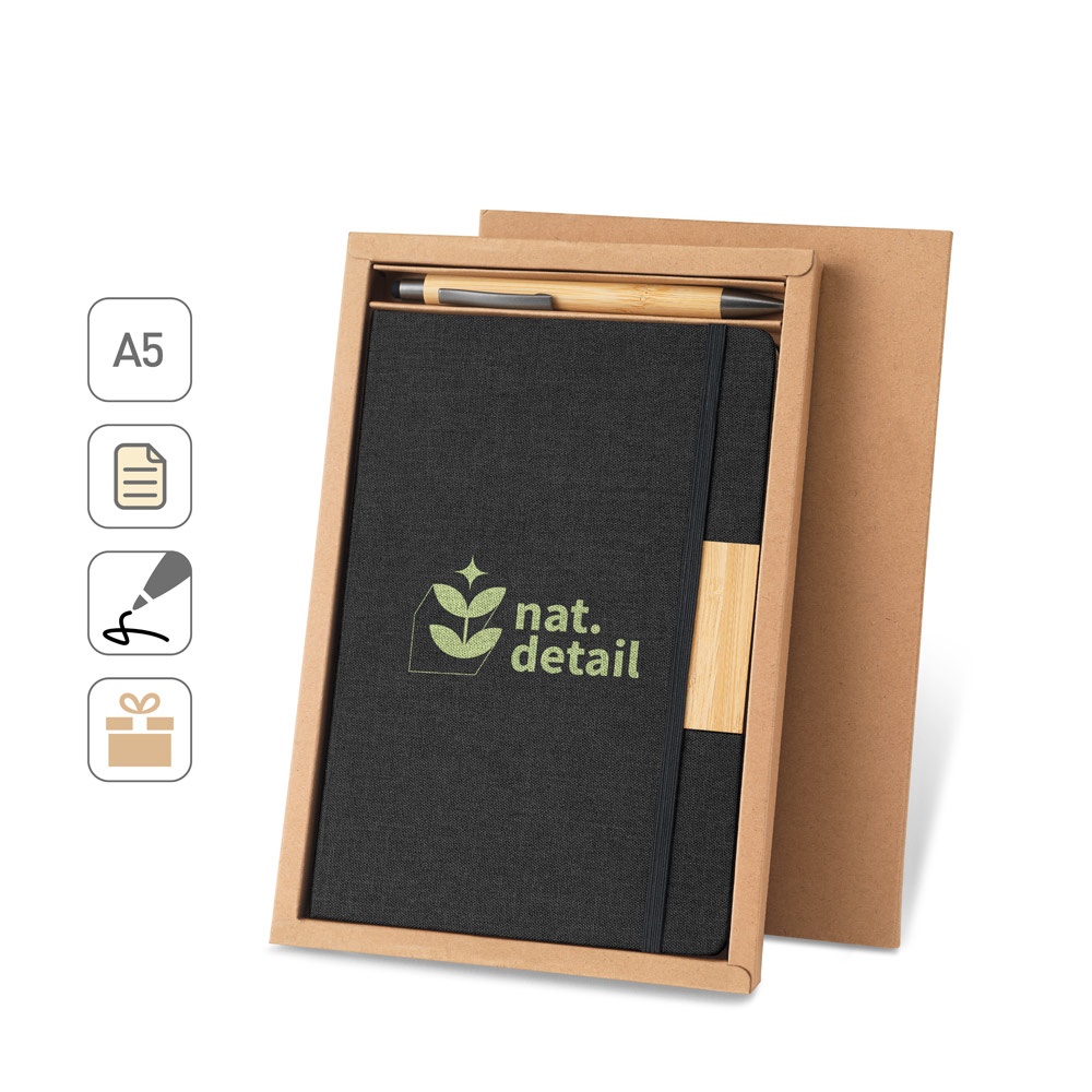 Conjunto composto por 1 caderno A5 com capa rígida e 1 caneta esferográfica em bambu personalizado com a logo da empresa