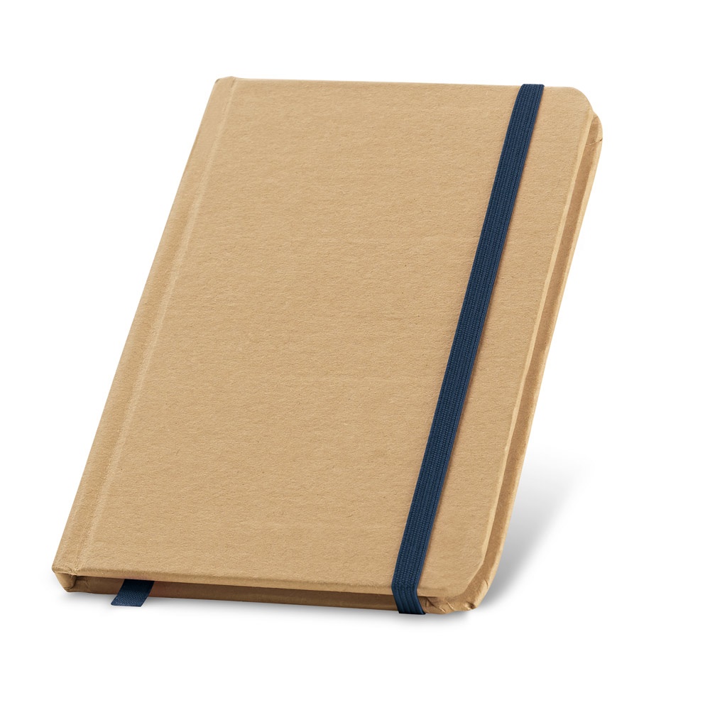 Caderno de bolso de capa dura em cartão reciclado com páginas lisas personalizado com a logo da empresa, na cor azul marinho