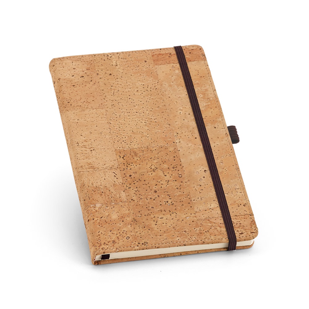 Caderno A6 de capa dura em cortiça, com páginas lisas na cor Natural, personalizado com a logo da empresa