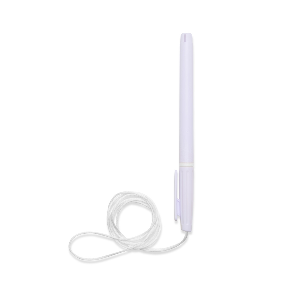 Caneta plástica de mesa com cordão de 42 cm na tampa na cor Branco, personalizada com a logo da empresa