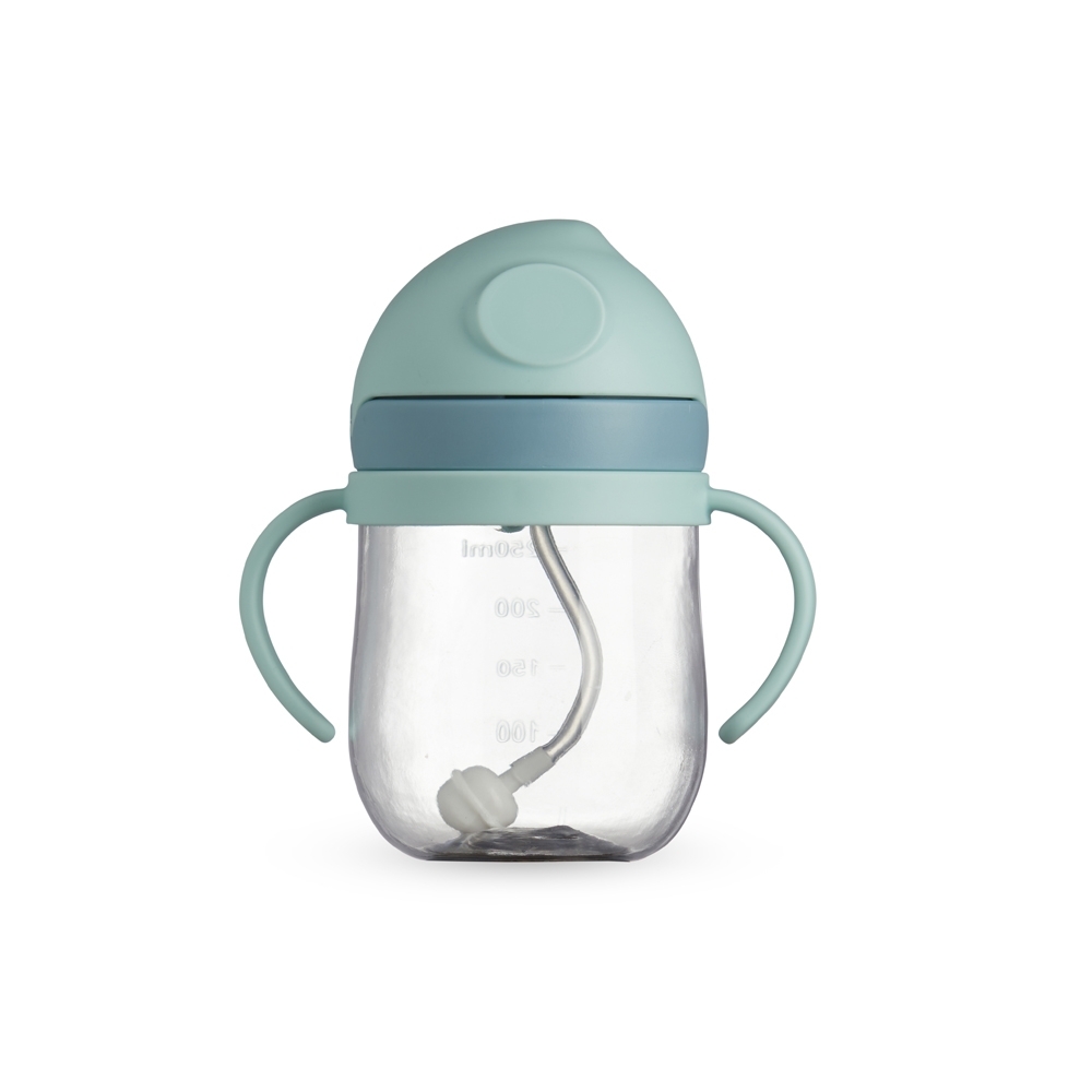 Copo de transição infantil 350 ml de plástico com canudo personalizado com a logo da empresa, na cor verde / transparente