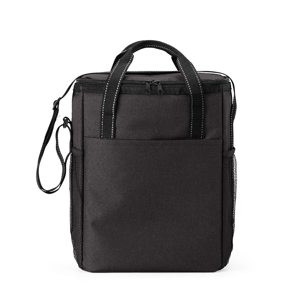 Bolsa térmica 16 litros de poliéster com bolso frontal na cor Preto, personalizada com a logo da empresa