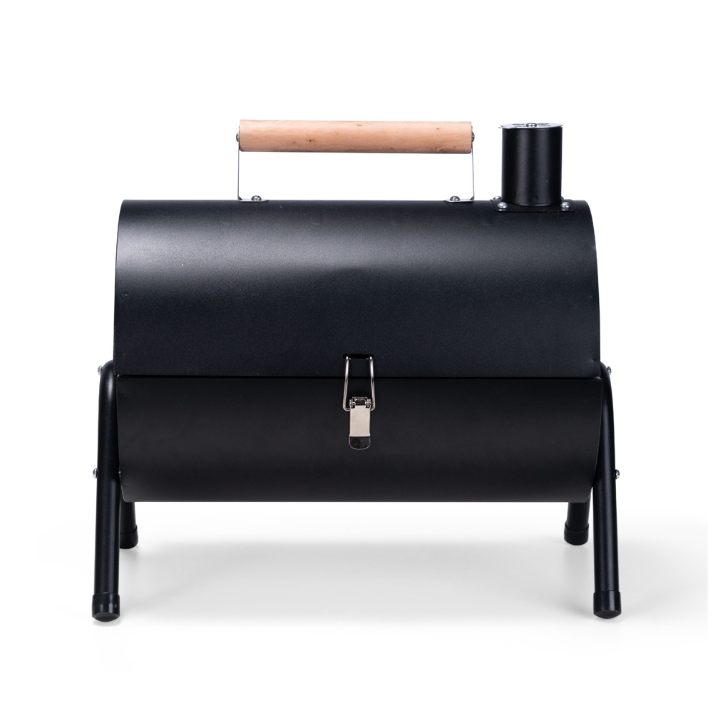 Churrasqueira portátil cilíndrica de ferro com chaminé na cor Preto, com a logo da empresa