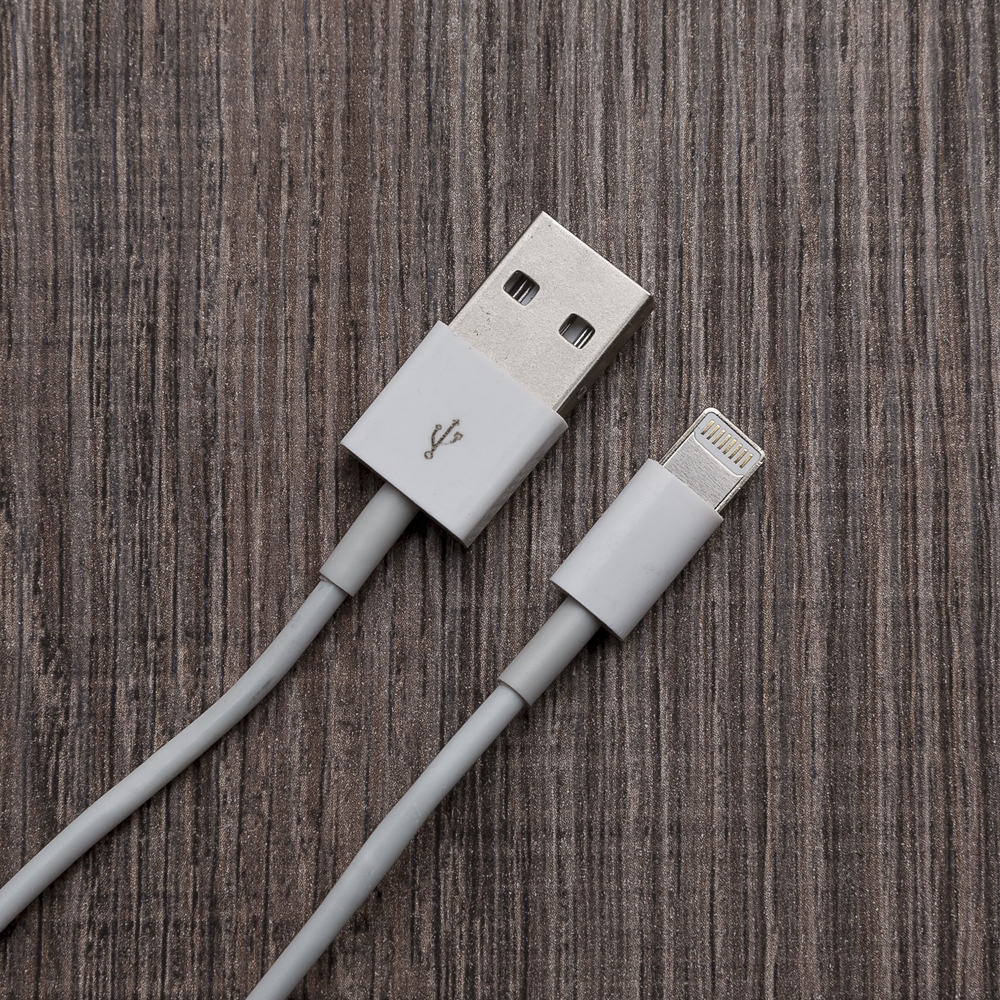 Cabo USB com entrada lightning/iphone. na cor Branco, personalizado com a logo da empresa