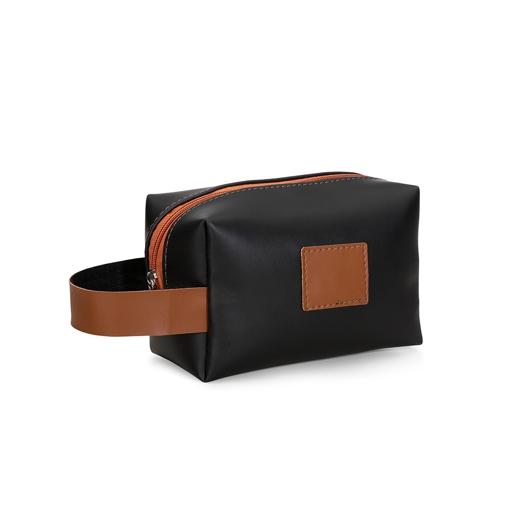 Nécessaire de couro sintético com alça e plaquinha para personalização na cor Preto, personalizada com a logo da empresa