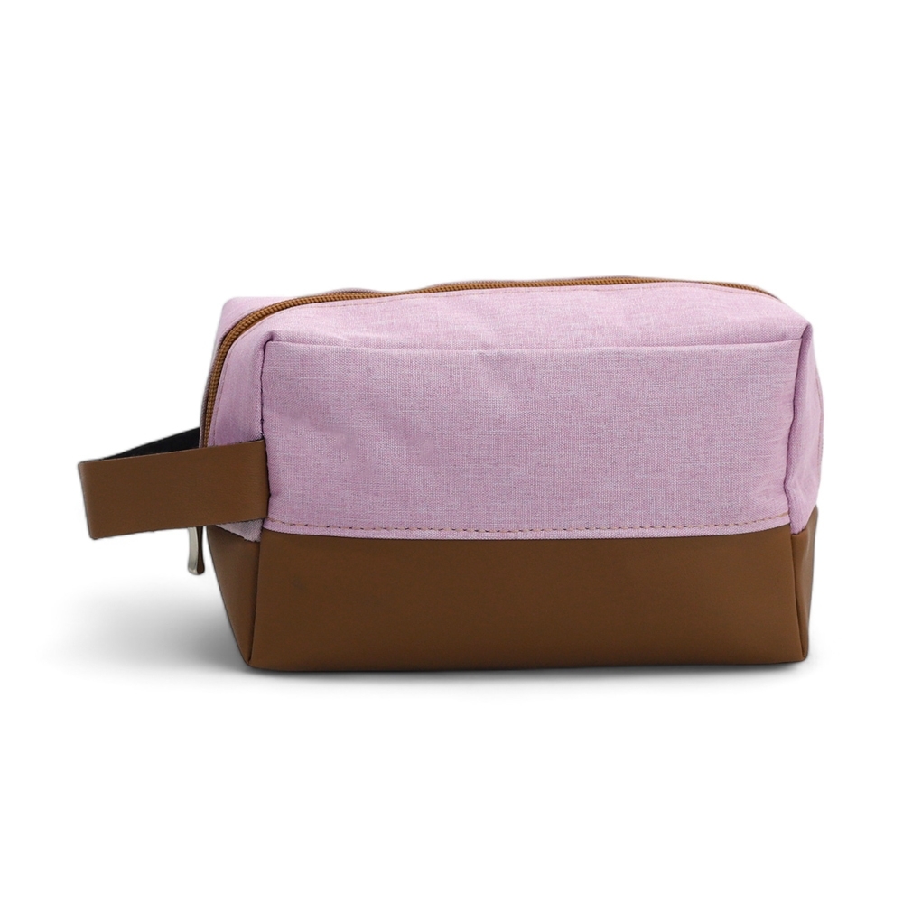Nécessaire de nylon com detalhes em couro sintético personalizada com a logo da empresa, na cor rosa / marrom