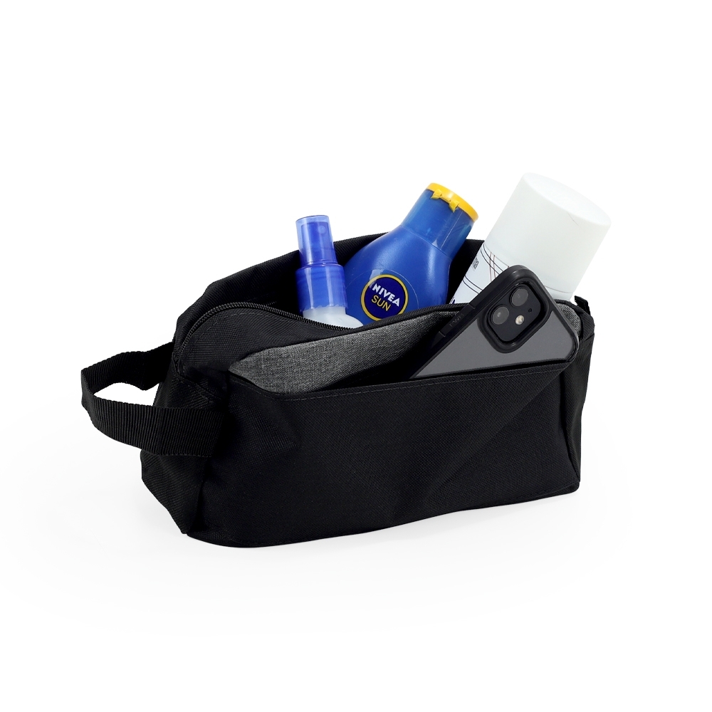 Nécessaire de nylon com alça lateral e compartimento frontal na cor Preto / Chumbo, personalizada com a logo da empresa