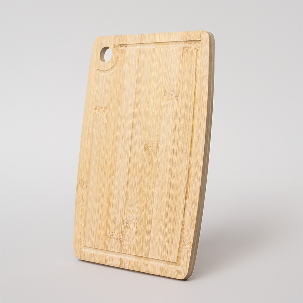 Tábua de corte de bambu com canaleta na cor Madeira, personalizada com a logo da empresa