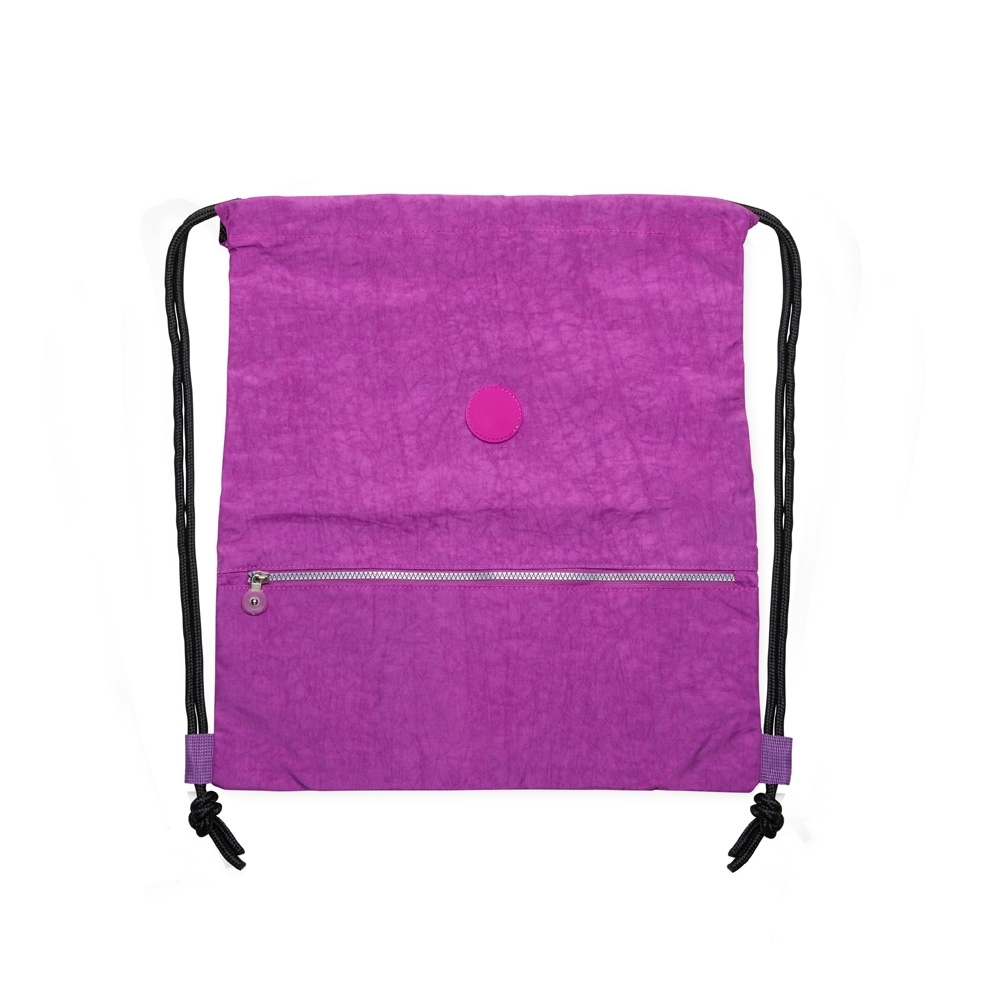 Sacochila nylon impermeável com bolso frontal personalizada com a logo da empresa, na cor roxo