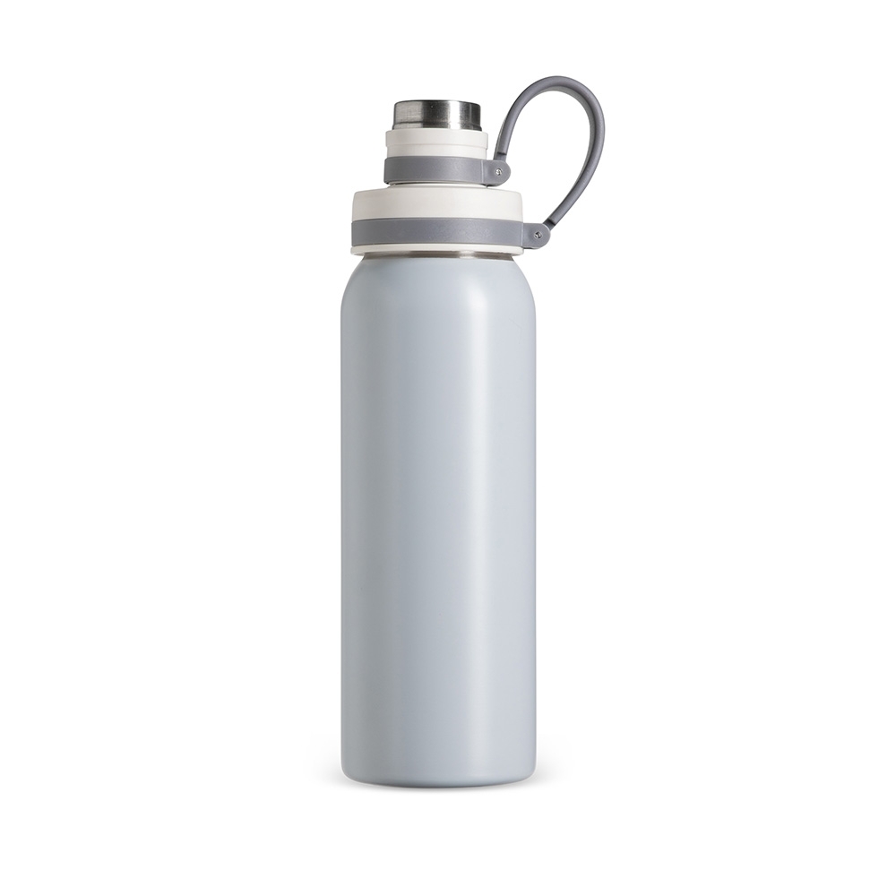 Garrafa inox 800 ml com protetor de bocal e alça de silicone personalizada com a logo da empresa, na cor cinza claro